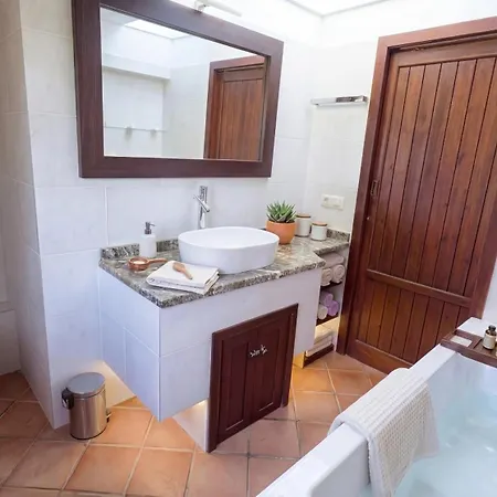 Estrella Prive With Private Pool And Billiard